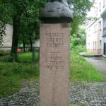 בשולי כנפיו של הגאון