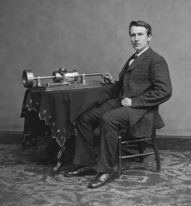 תומס אלווה אדיסון יושב ליד הפונוגרף, 1877 | אוסף ספריית הקונגרס