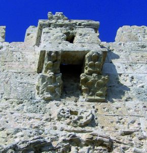 שימוש משני. כותרות צלבניות מן המאה ה-12 משולבות במרפסת ההגנה של שער ציון