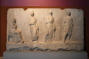 Slaves purchased by Jews were obliged to observe Jewish laws and customs. A family and its servants, the latter depicted as smaller figures, in a relief carved on a Roman sarcophagus circa 50 BCE, Archaeological Museum of Thessaloniki  I Photo: Herbert Frank/Flickr